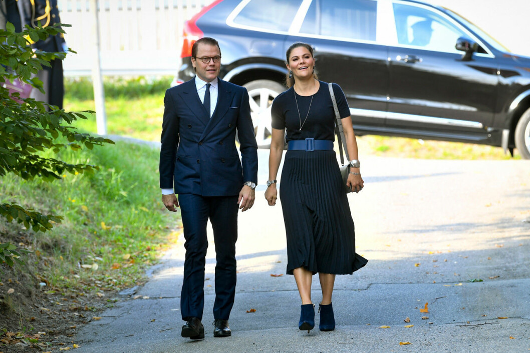 I förra veckan, då kronprinsessparet besökte Scenkonstallianserna, såg vi den nya väskan för första gången. Victoria