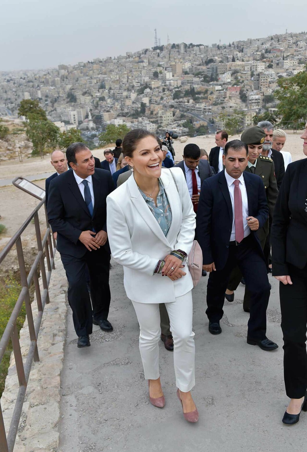 Här syns Victorias väska från Edblad tydligt! Victoria i Jordanien 2018