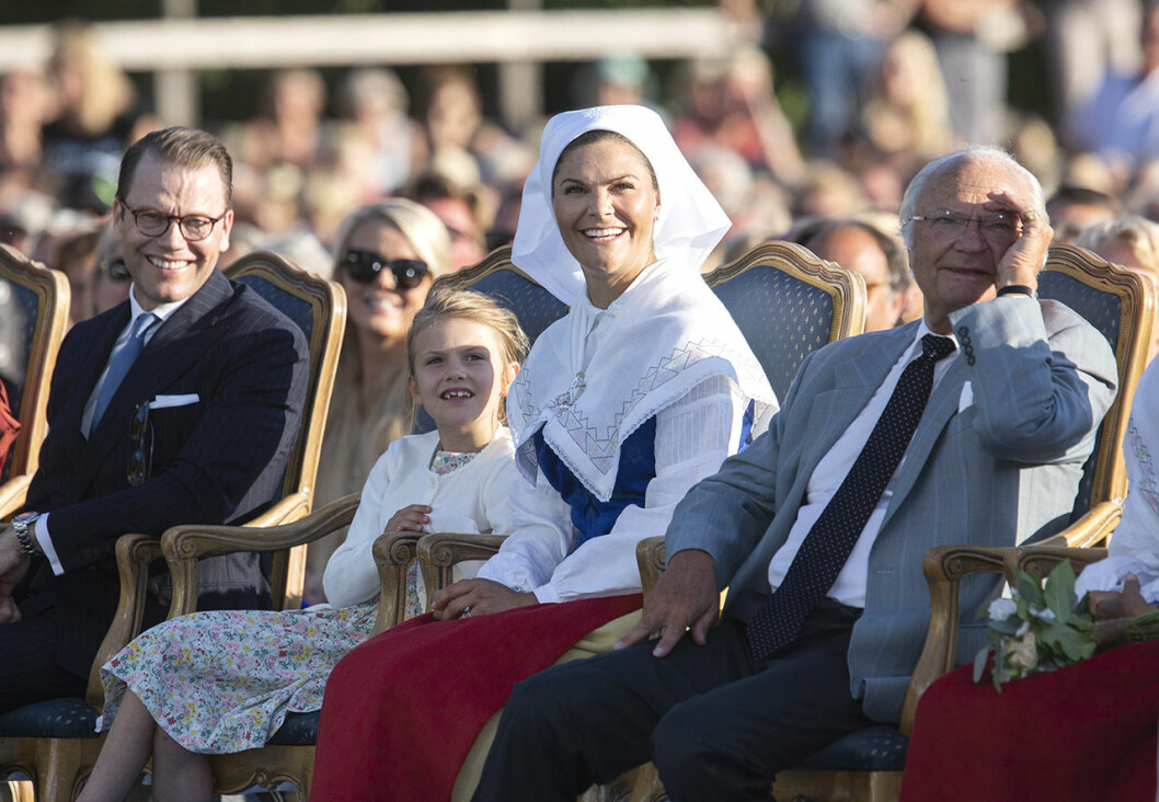 Bild från förra årets firande. Prins Daniel, prinsessan Estelle, kronprinsessan Victoria och kungen njuter i solen på Borgholms idrottsplats. Victoriadagen