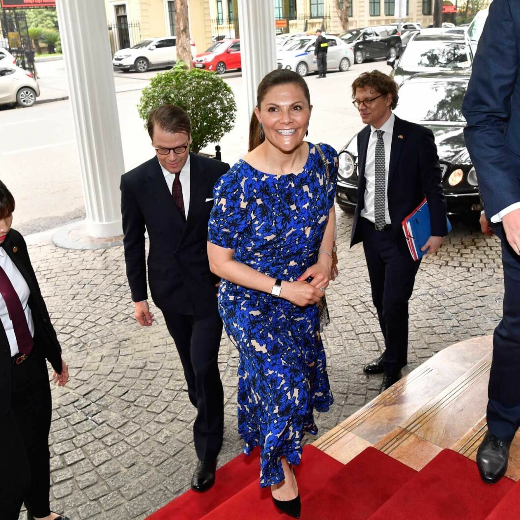 Victoria i klänning från svenska Rodebjer.