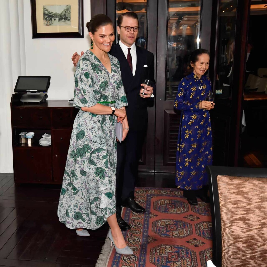 Kronprinsessan i en grönfärgad klänning från svenska Dagmar.