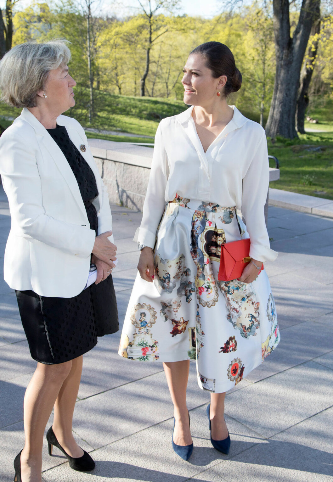 Victoria i Maxjennys kjol, här med Karin Sidén på Waldemarsudde. “I Victorias position har man liksom ögonen på sig, det är roligt att hon gärna bär svensk design”, tycker designern Maxjenny Forslund. Victoria i Maxjennys kjol, här med Karin Sidén på Waldemarsudde. - I Victorias position har man liksom ögonen på sig, det är roligt att hon gärna bär svensk design tycker designern Maxjenny Forslund.