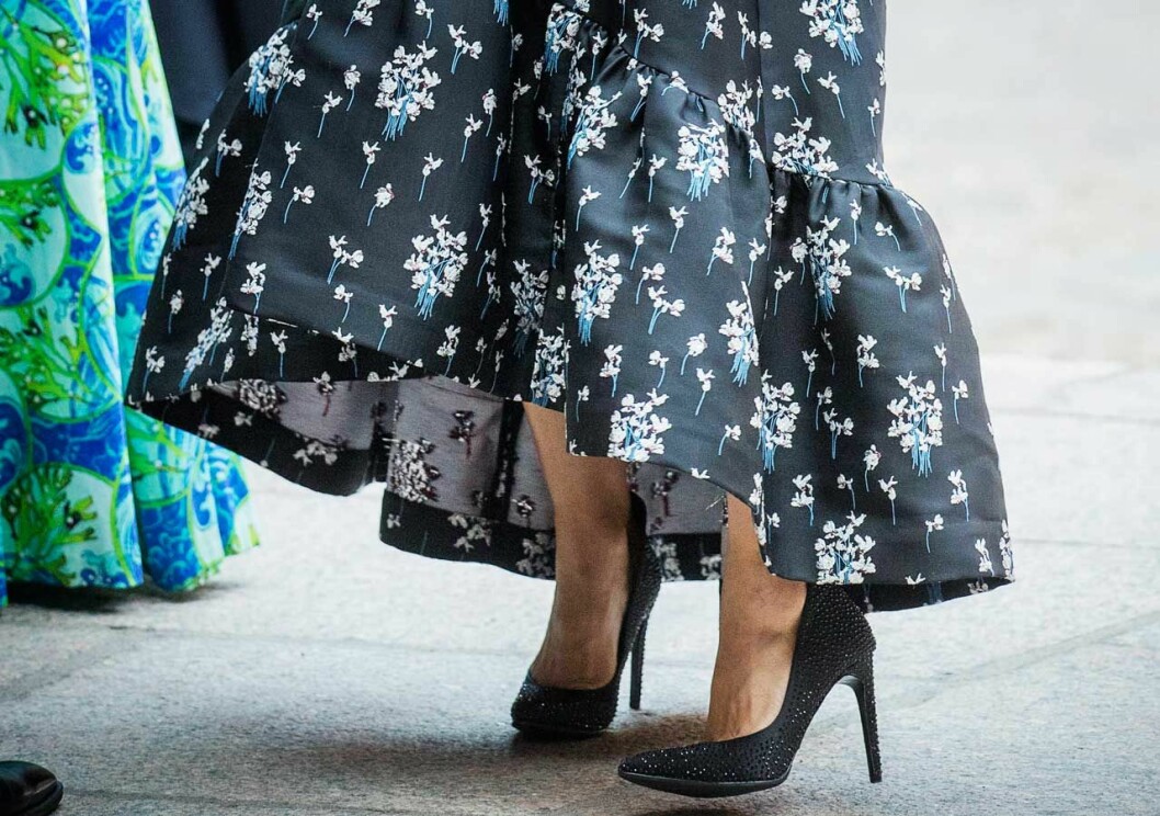 Victorias stenprydda pumps. Inte så gåvänliga. Men väldigt snygga! Kronprinsessan Victorias stenprydda pumps. Inte så gåvänliga. Men väldigt snygga!
