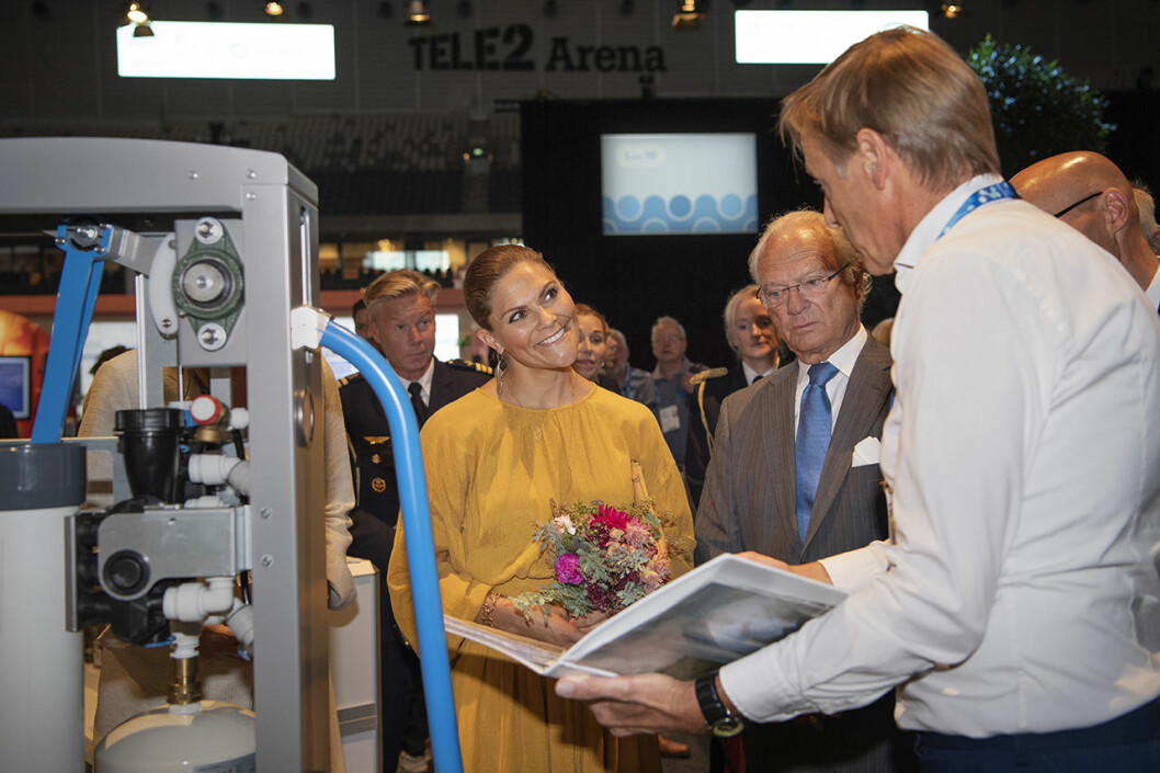 Kungen och kronprinsessan Victoria besöker en utställning från Nederländerna. Kronprinsessan Victoria och Kung Carl XVI Gustaf på Stockholm Water Prize