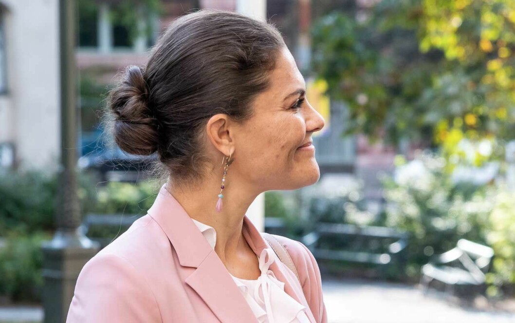 Hovfrisören visste att kronprinsessan hade en lång dag framför sig. Hovfrisören visste att kronprinsessan Victoria hade en lång dag framför sig.