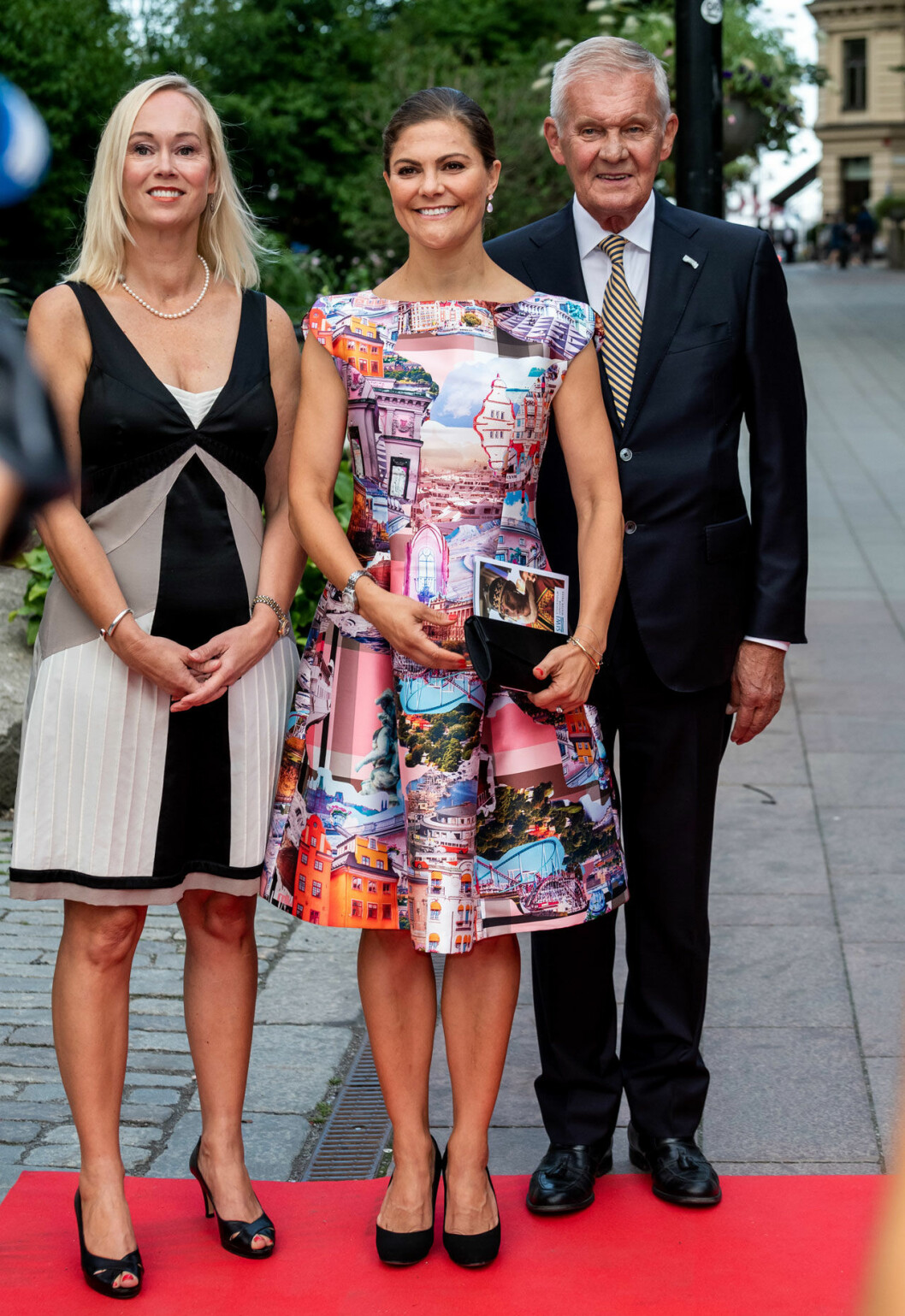 Kronprinsessan återanvände klänningen från Maxjenny. Kronprinsessan återanvände klänningen från Maxjenny.