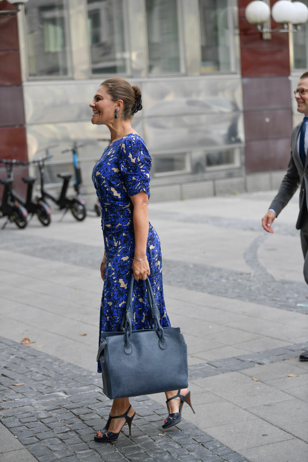 Kronprinsessan bar håret i en klämma. Hennes klänning kommer från Rodebjer, skorna från YSL, väskan från Ralph Lauren och örhängena från Ebba Brahe. Victoria