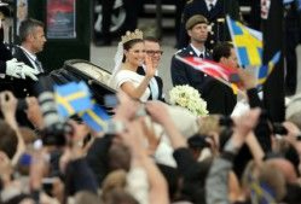 Victoria och Daniel togs emot med viftande flaggor och jubel.