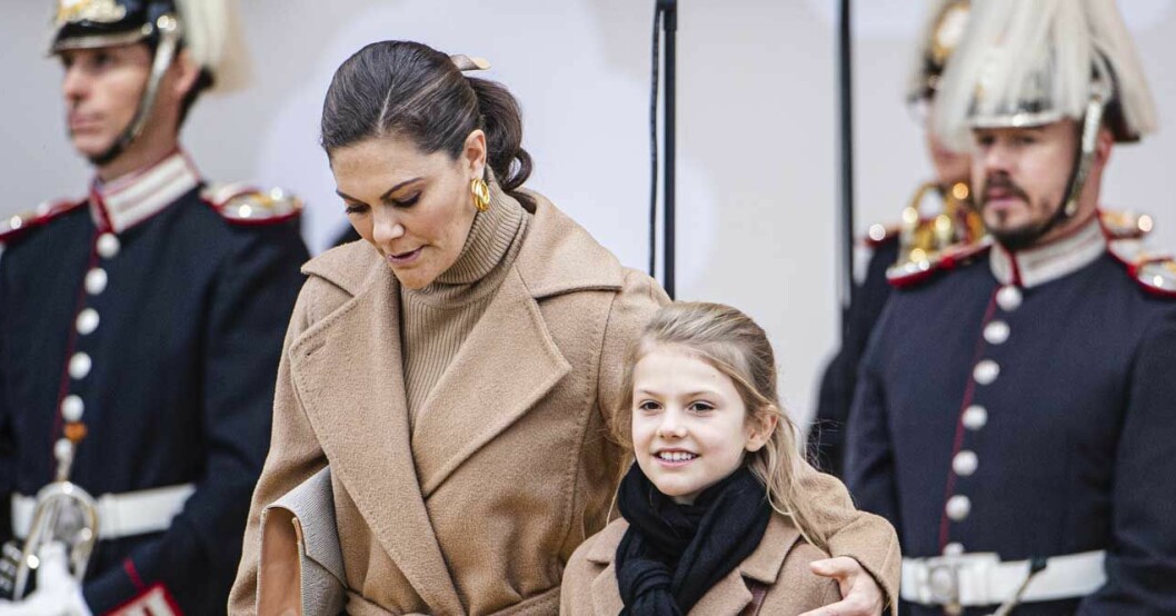 Estelle invigde nya Slussenbron tillsammans med mamma Victoria och morfar kungen. prinsessan estelle kronprinsessan victoria