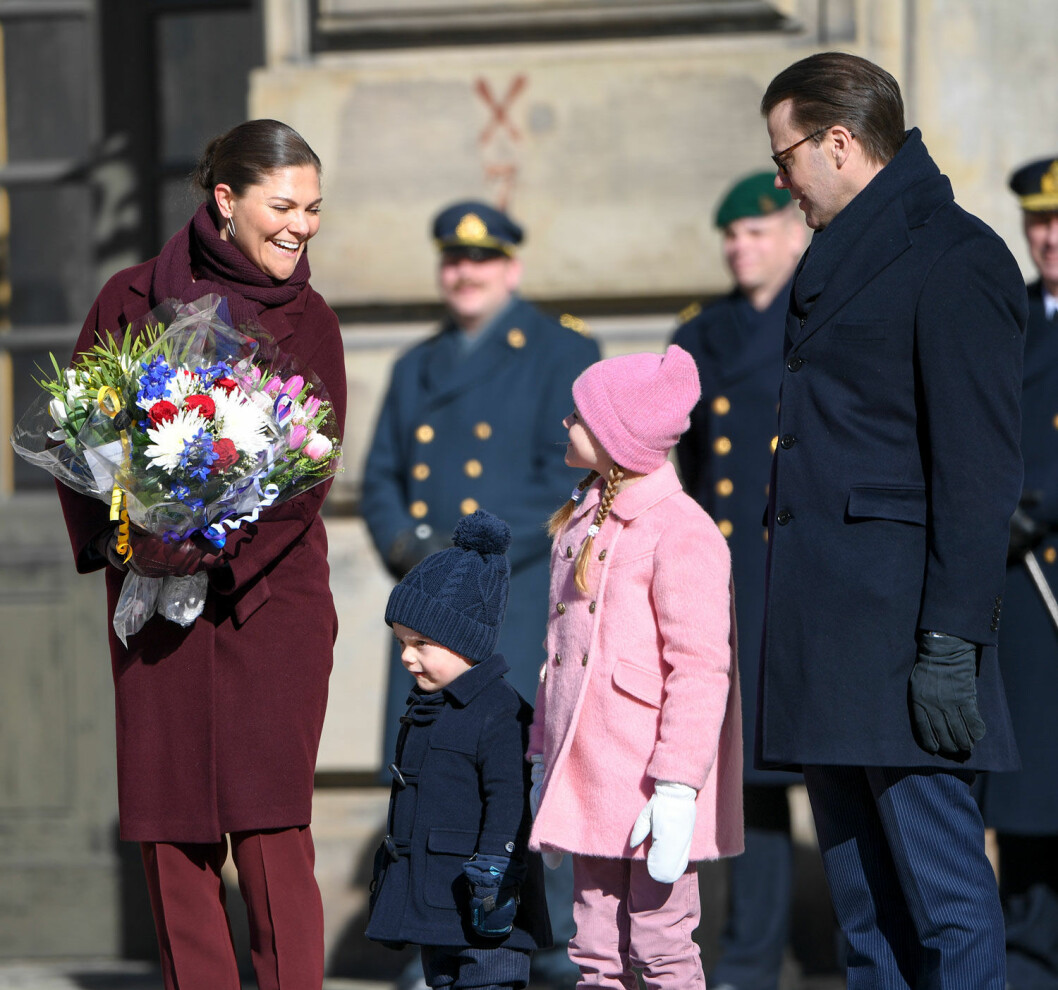 Kronprinsessan Victoria på Inre borggården under sin namnsdag. Kronprinsessan Victoria på Inre borggården under sin namnsdag.