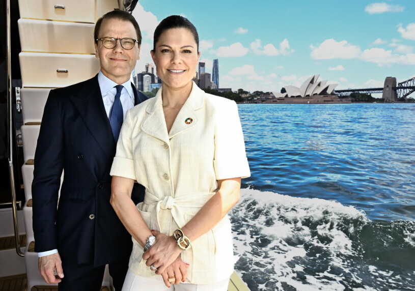 Prins Daniel och kronprinsessan Victoria framför havet i Australien