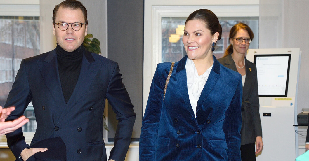 Daniel och Victoria fullkomligen sken under sitt besök på Socialstyrelsen.