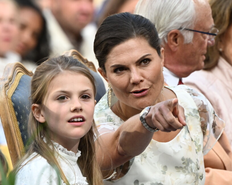 Något riktigt spännande måste hänt på scenen här – men vad, ja, det går bara att spekulera kring! Prinsessan Estelle och kronprinsessan Victoria under Victoriakonserten 2022.