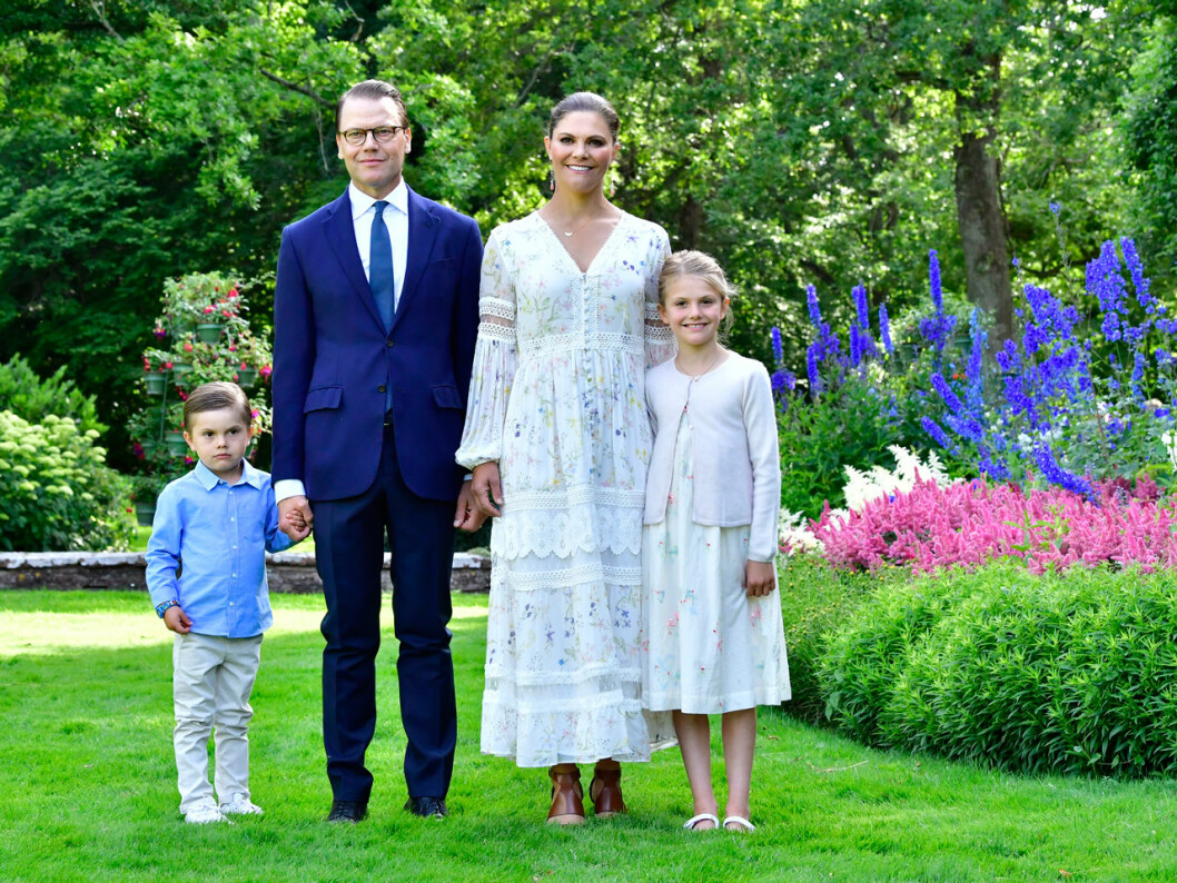 Prins Oscar var med på bildrna som fotades när kronprinsessfamiljen var på väg till slottsruinen! Victoriadagen 2020 - Estelle Oscar Victoria Daniel
