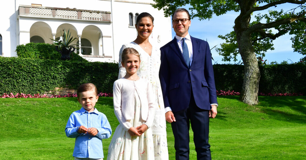 Hela kronprinsessfamiljen i trädgården utanför slottet på Solliden! Victoriadagen 2020