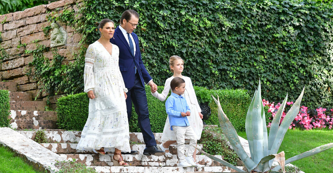 Victoria och resten av familjen har klätt sig fina för födelsedagsfirandet! Victoria och resten av familjen har klätt sig fina för födelsedagsfirandet!