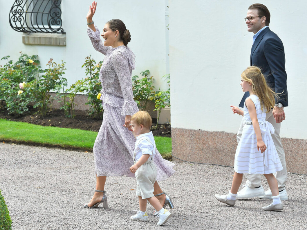 På firandet vid Sollidens slott är alltid Daniel, Estelle och Oscar med – och kungaparet förstås. Victoria, Daniel och barnen på Solliden, Öland.