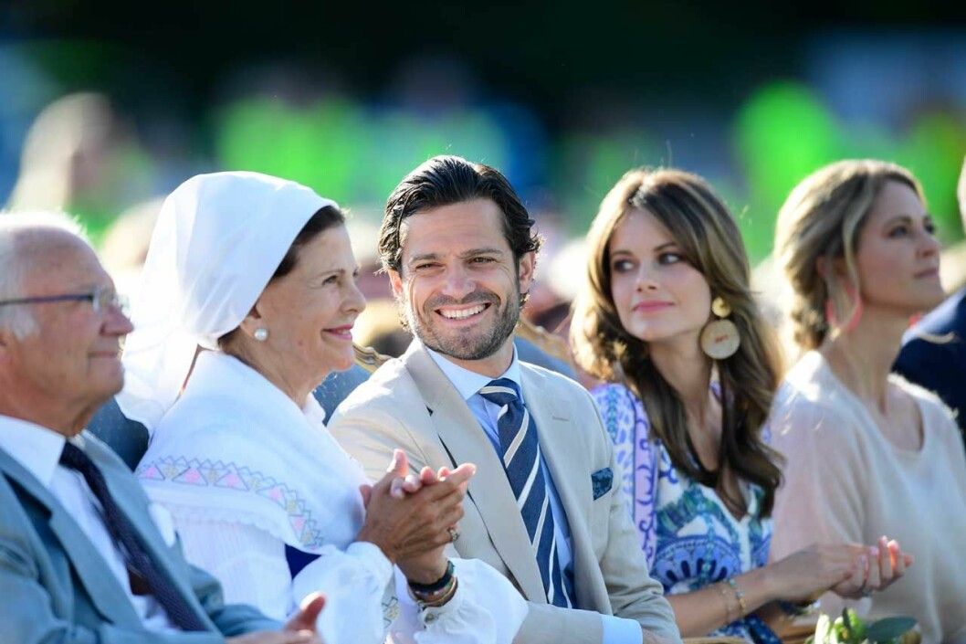 Prins Carl Philip bjöd på sitt härliga leende. Kungafamiljen sitter självklart på rad ett under Victoriadagen.