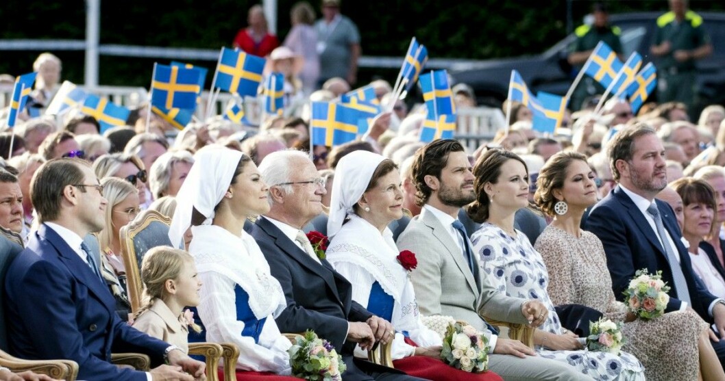 Kungafamiljen på första parkett under Victoridagen på Borgholms Idrottsplats.