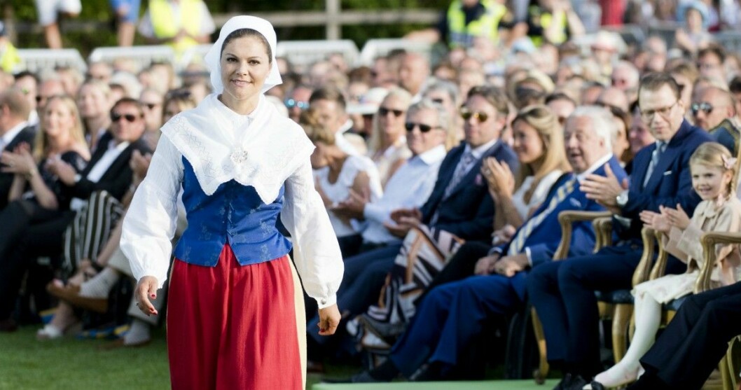 …och idag. Kronprinsessan Victoria i Ölandsdräkt på Victoriadagen 2017.