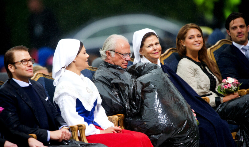 Victoriadagen 2011 då kungen tog skydd från regnet i en svart sopsäcksliknande-poncho! Foto: TT