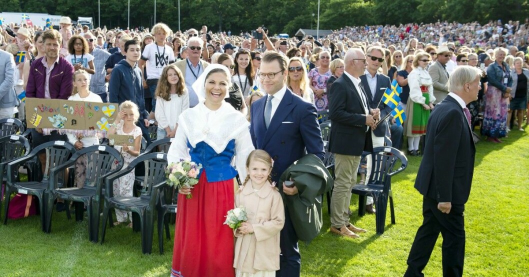 Kronprinsessan Victoria, prins Daniel och prinsessan Estelle på Victoriadagen på Borgholms Idrottsplats 2017.