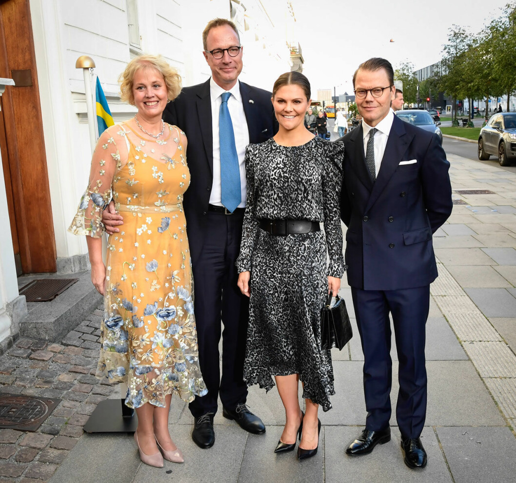 Ambassadör Fredrik Jörgensen stod redo att ta emot med sin fru Marianne. victoria och daniel i danmark