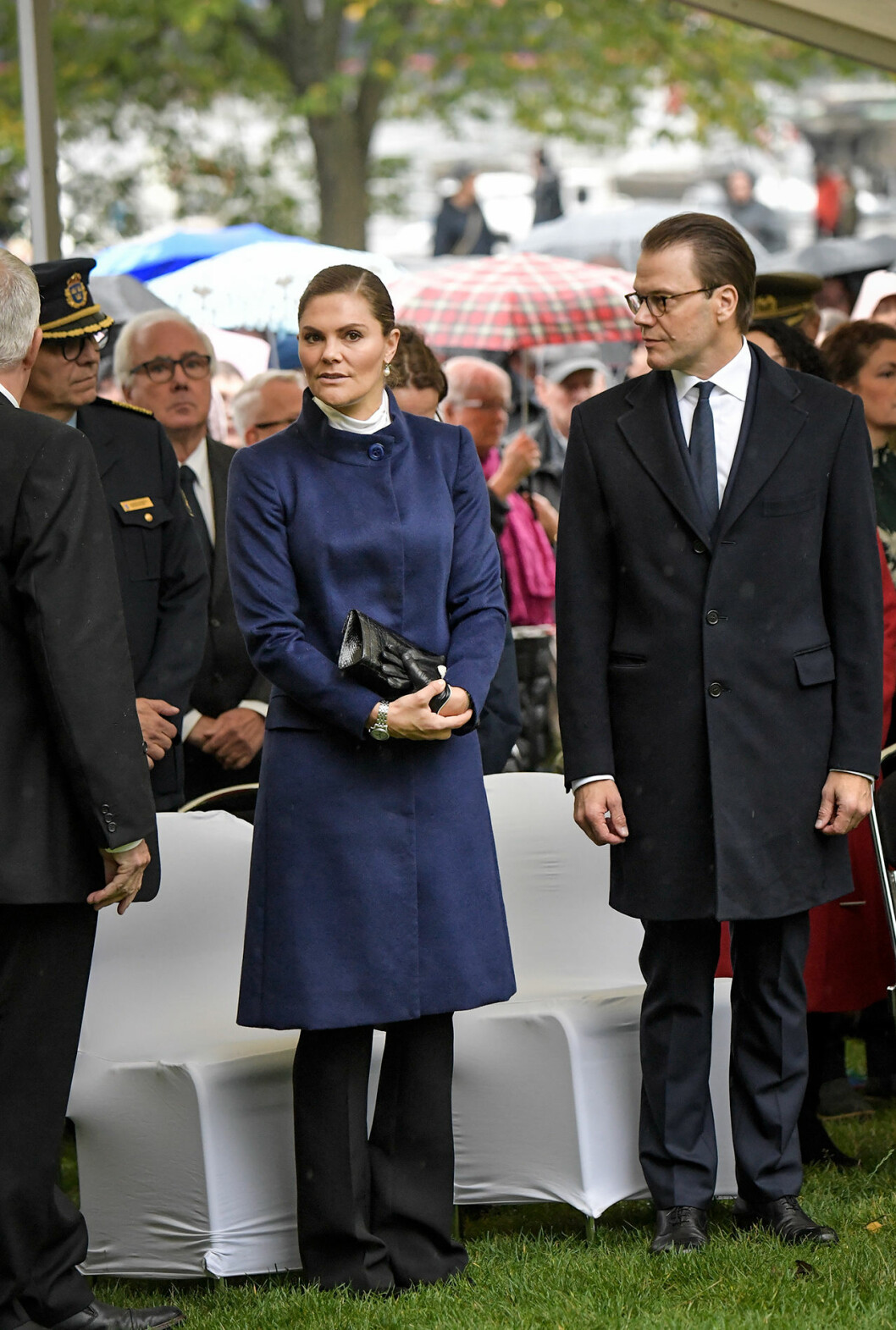 Kronprinsessan Victoria och prins Daniel representerade kungafamiljen vid Estoniamonumentet. kronprinsessan victoria lila kappa