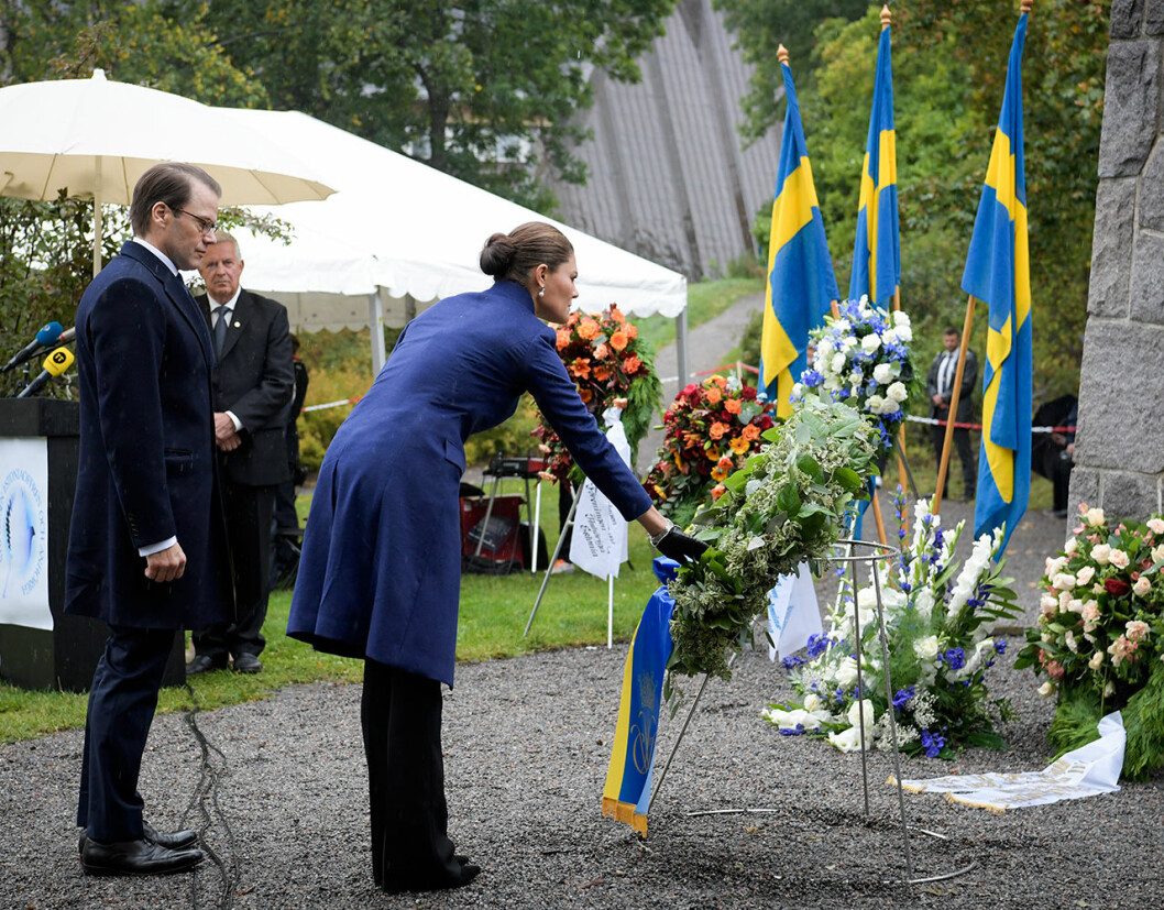 Kronprinsessan lade ner en krans vid monumentet. kronprinsessan victoria estonia