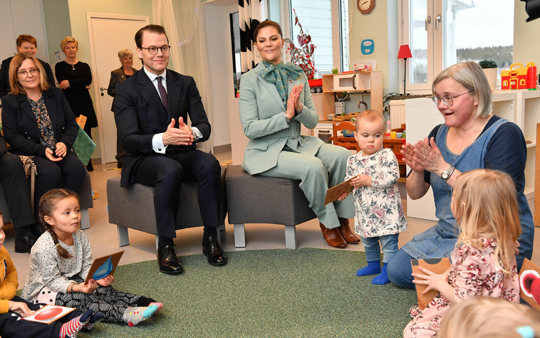Victoria och Daniel är sig själva i alla situationer. Här sjunger de med i en sångstund på en förskola! prins daniel och kronprinsessan victoria besöker förskola