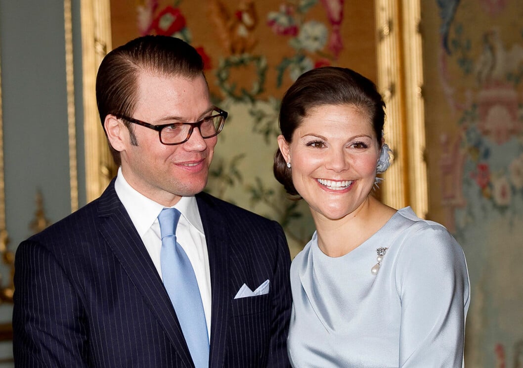 Så här stod Victoria och Daniel hela lysningen. Kronprinsessan vägrade släppa taget om sin älskade prins! victoria daniel lysning 2010