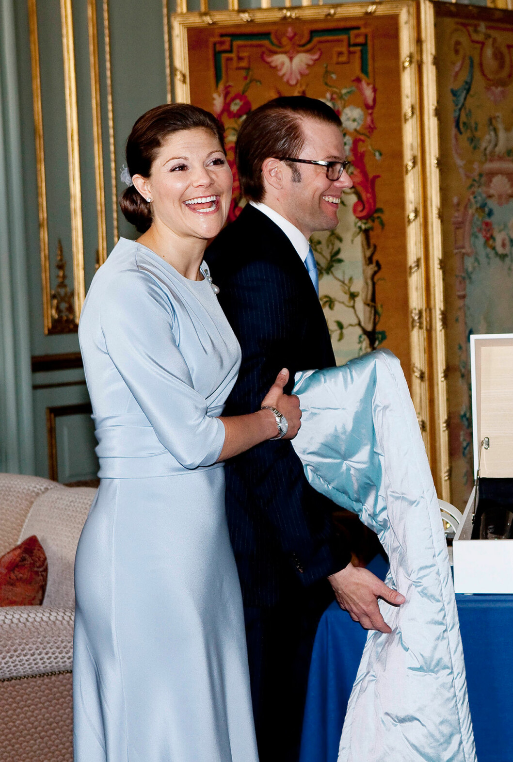 Pressen var stor men det blivande brudparet kände bara glädje! victoria daniel lysning 2010