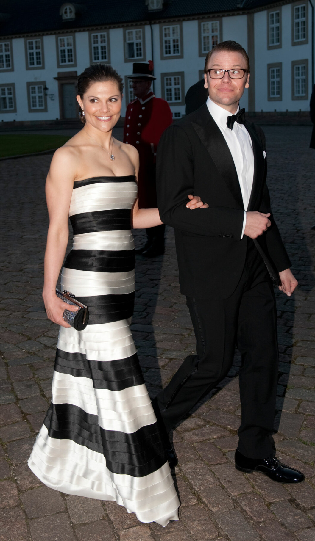 Nyförlovade Victoria och Daniel gjorde entré vid drottning Margrethes 70 årsfest. victoria daniel margrethe 70 år