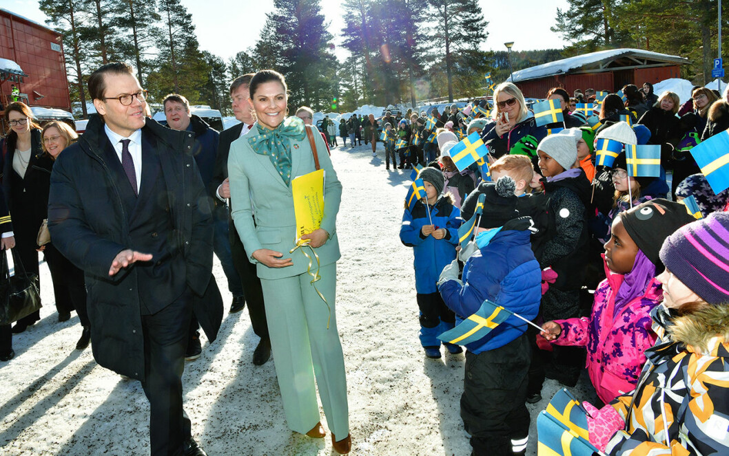 Många barn kom för att hälsa Victoria och Daniel välkomna. kronprinsessan victoria prins daniel överkalix