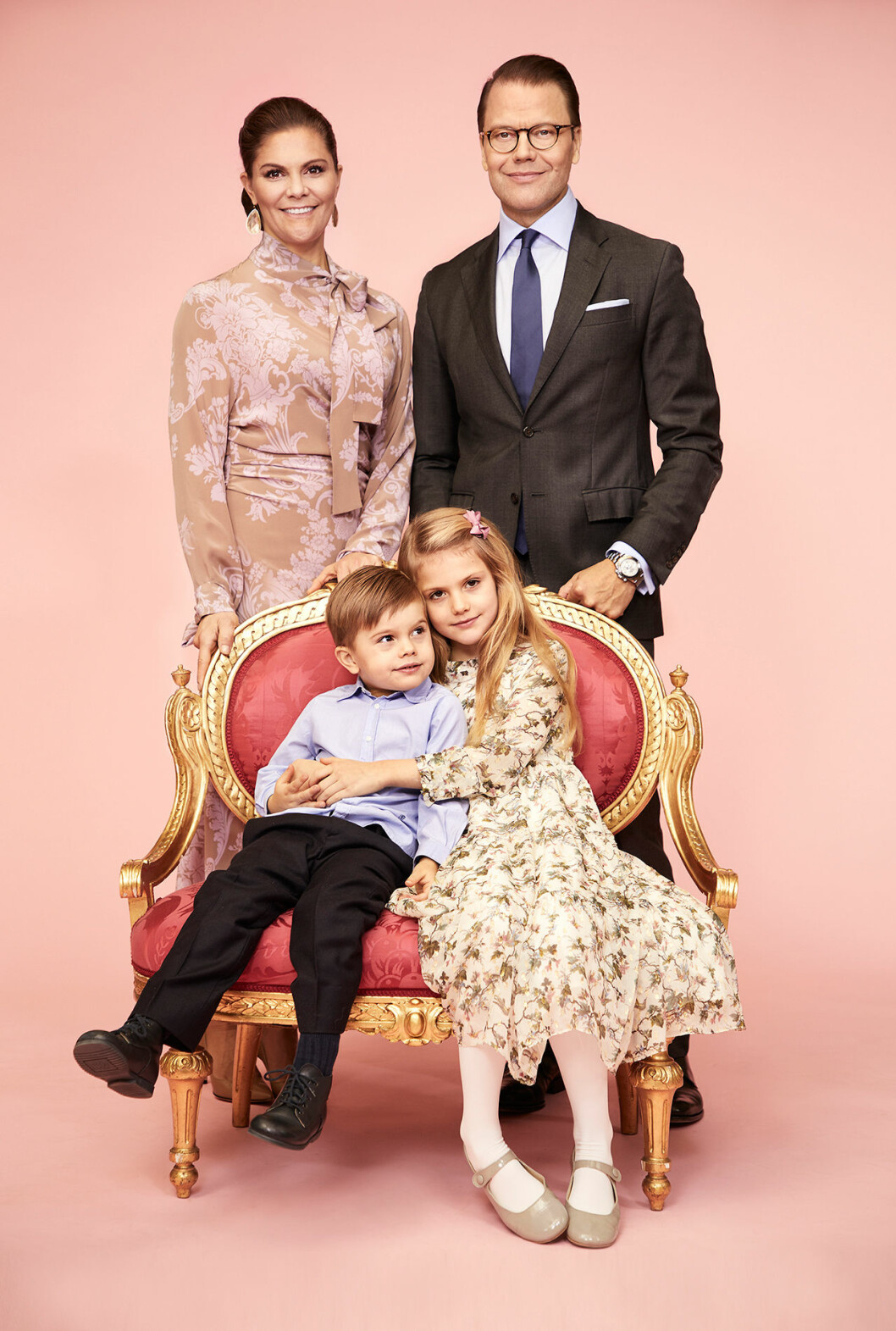 Den nya bilden på kronprinsessfamiljen blev känd i mars. familjebild victoria