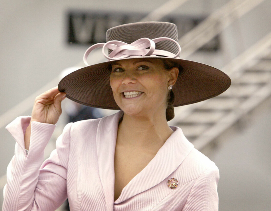 År 2003 åkte kronprinsessan till Helsingfors och fick hålla i hatten på grund av den hårda vinden! kronprinsessan victoria helsingfors