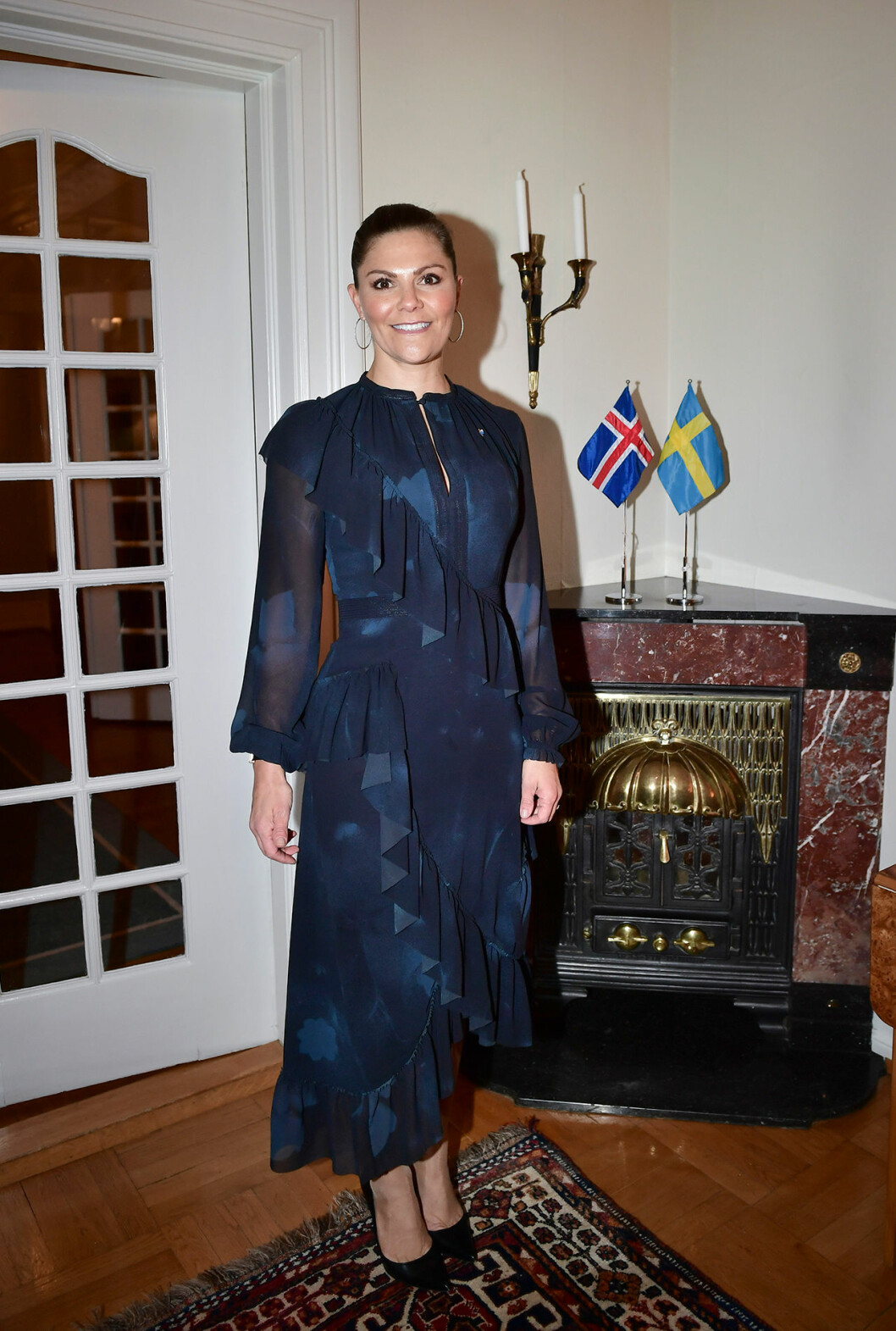 Kronprinsessans klänning heter “Flounced Dress” och kommer från H&M. victoria i hm island