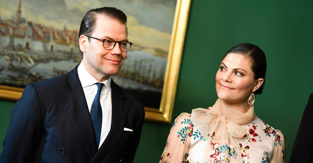 Prins Daniel visar sig igen. Nu börjar en tre dagar lång resa i Bosnien och Hercegovina tillsammans med kronprinsessan Victoria. kronprinsessan victoria island prins daniel