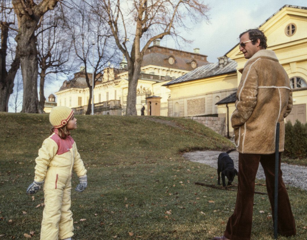 Victoria och pappa kungen ute på Drottningholm, år 1982. victoria kungen 1982
