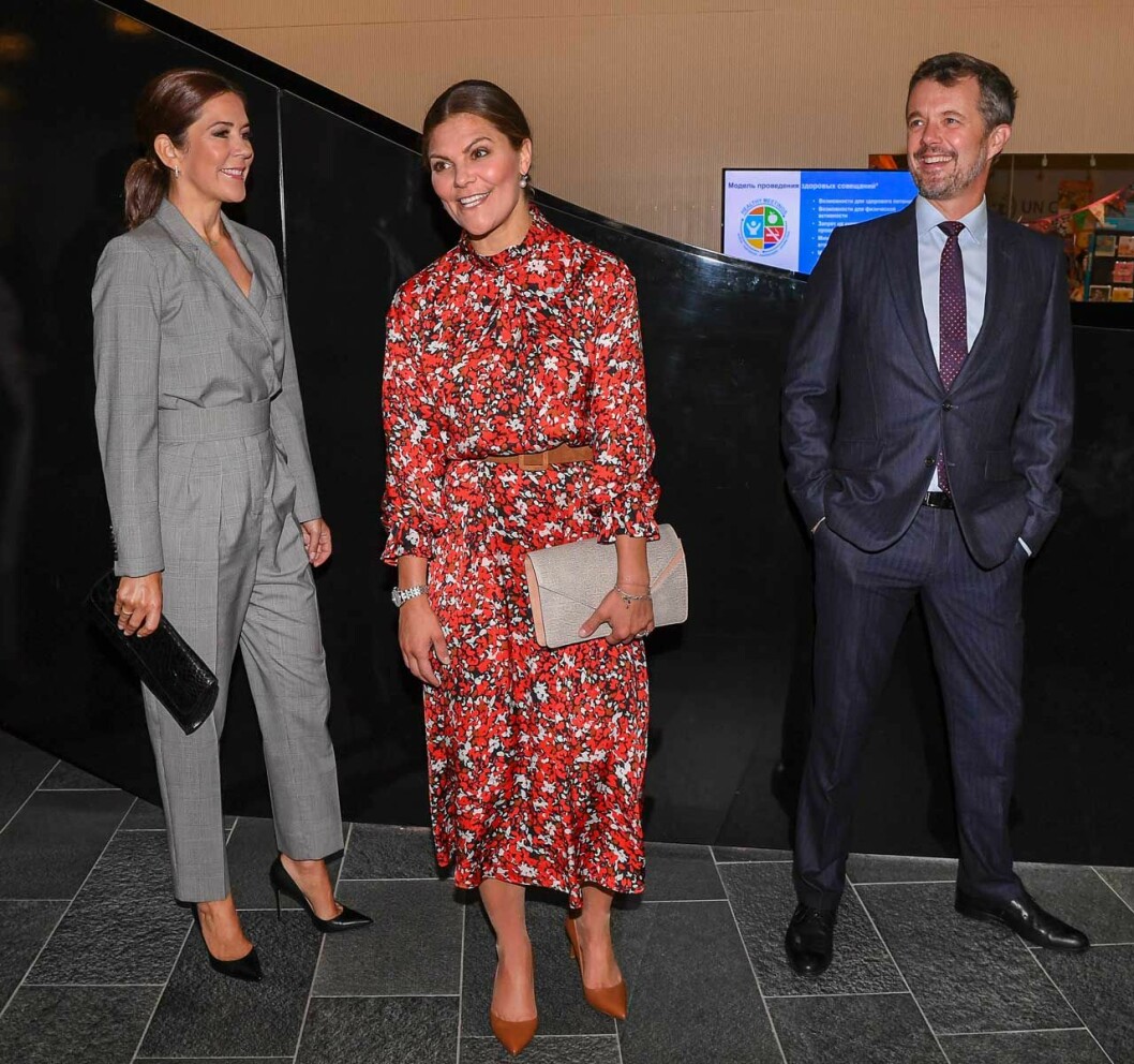 Victoria är spontan och bjuder på sig själv medan Frederik och Mary nöjer sig med att le kungligt en bit ifrån. kronprinsessorna victoria och mary, kronprins Frederik