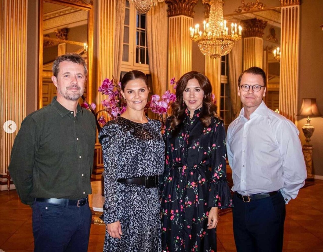 Första kvällen i Köpenhamn, då blev det så avspänt att Frederik och Daniel tog av sig kavajerna. victoria daniel frederik mary