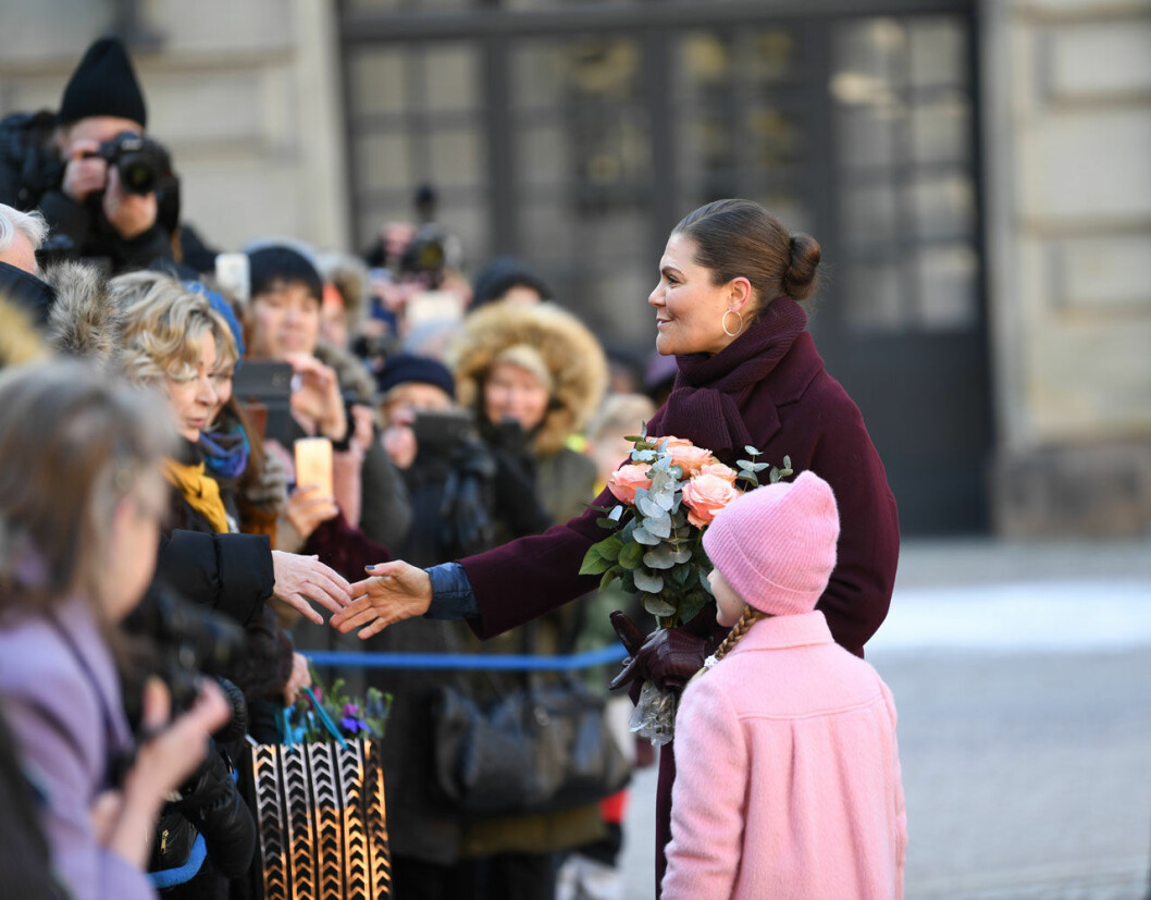 Hennes kungliga specialtalang: att få alla att känna sig sedda. Kronprinsessan Victoria träffar folk vid sitt namnsdagsfirande på slottet 2019.