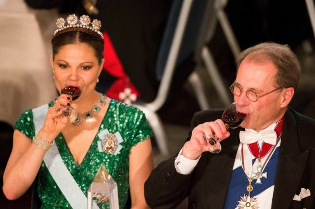 Kronprinsessan sippar vin under Nobelmiddagen 2012.<p></p><p></p><dd class="wp-caption-dd"></dd> VictoriaNobel4