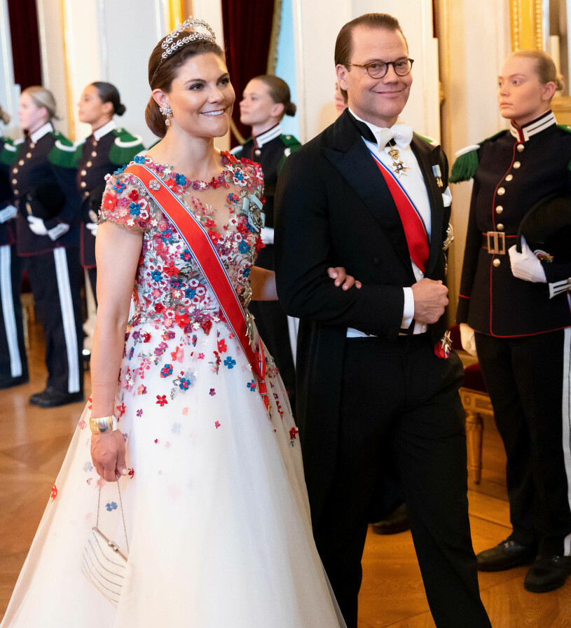 Victoria imponerade i sin vackra klänning. Kronprinsessan Victoria och Prins Daniel