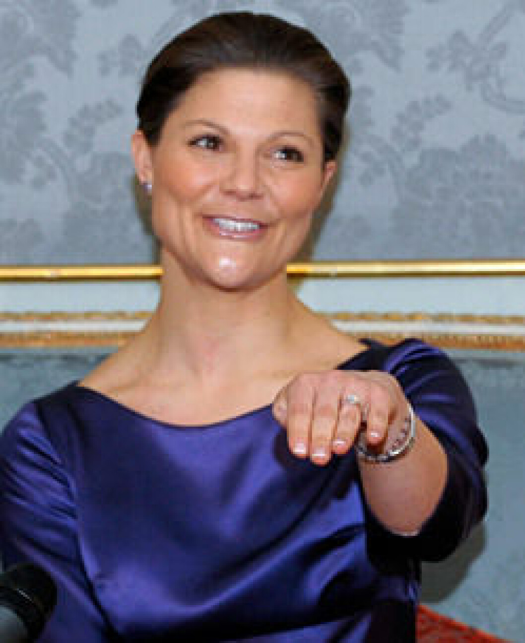 Kronprinsessan Victoria visar stolt upp sin förlovningsring. Kronprinsessan Victoria visar stolt upp sin förlovningsring.