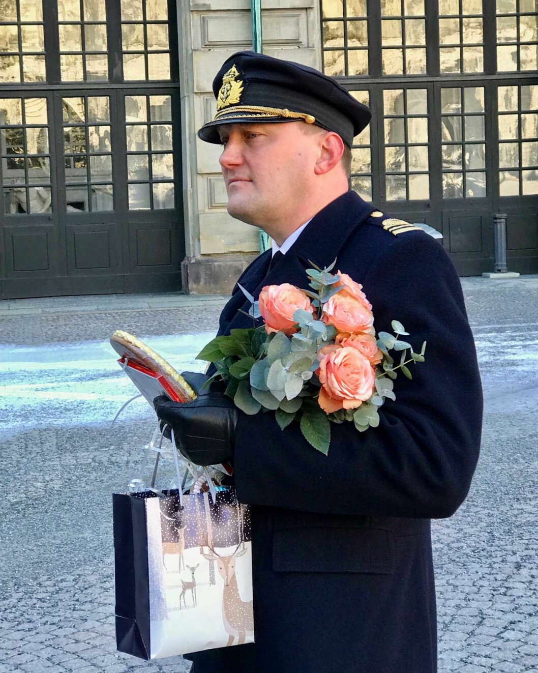 …och ta hand om presenterna och blommorna. En av uppgifterna för kronprinsessan Victorias adjutanter är att ta hand om blommorna och bära presenterna.