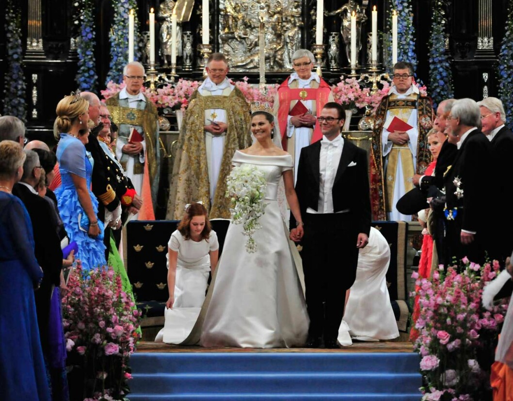 Två av Victorias fyra vigselpräster fanns med vid agapemåltiden i Slottskyrkan. Kanske hann de minnas den här oförglömliga dagen… Kronprinsessan Victoria och prins Daniel precis efter vigselceremonin i Storkyrkan 2010.