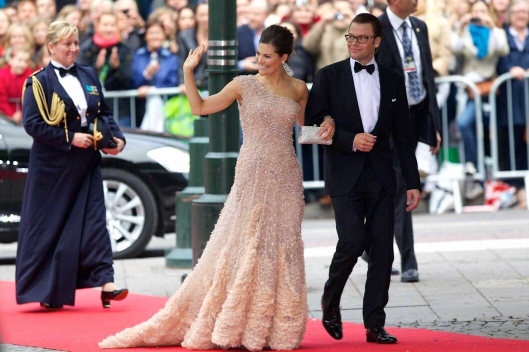 Victoria gör storartad entré till festkonserten kvällen innan paret blev äkta makar. Victorias vackra rosa klänning på Louise (fd. Gottlieb) Thotts bröllop 2018.