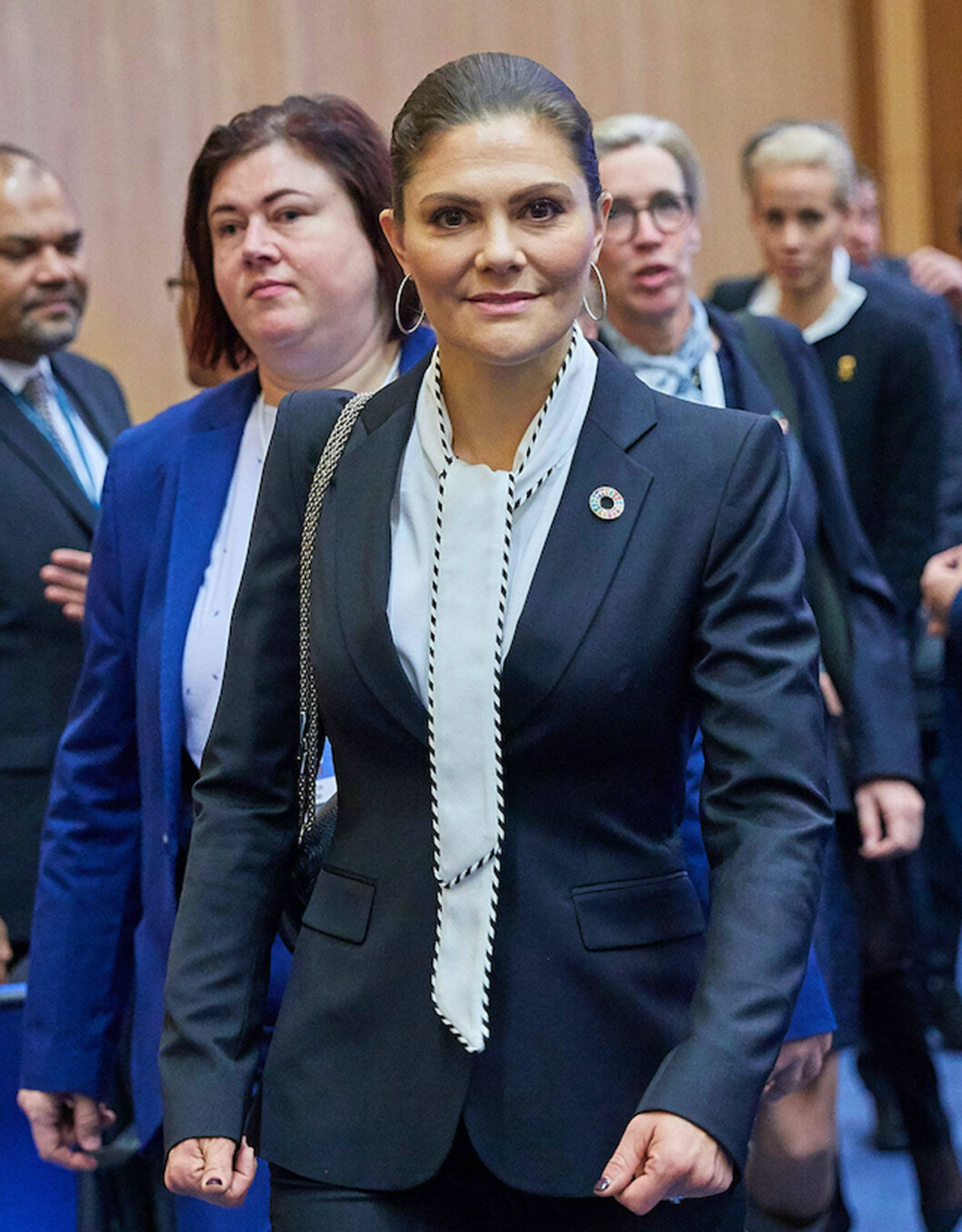 Se hur Victoria bär knuten uppknuten istället för som rosett. Victoria i knytblus