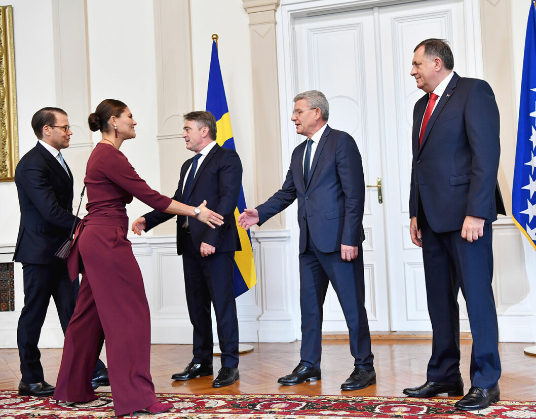 Pju! Det var nära att det inte blev någon resa men nu är Victoria och Daniel på plats i Sarajevo. kronprinsessan victoria i sarajevo bosnien